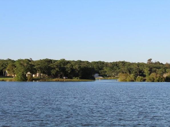 3 Gloccomora Ln, Hilltop Lakes, TX 77871