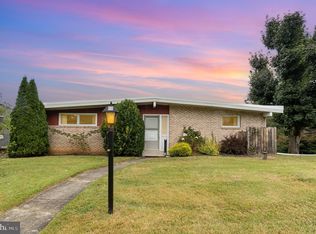 8 Lakeview Ter, Hanover, PA 17331