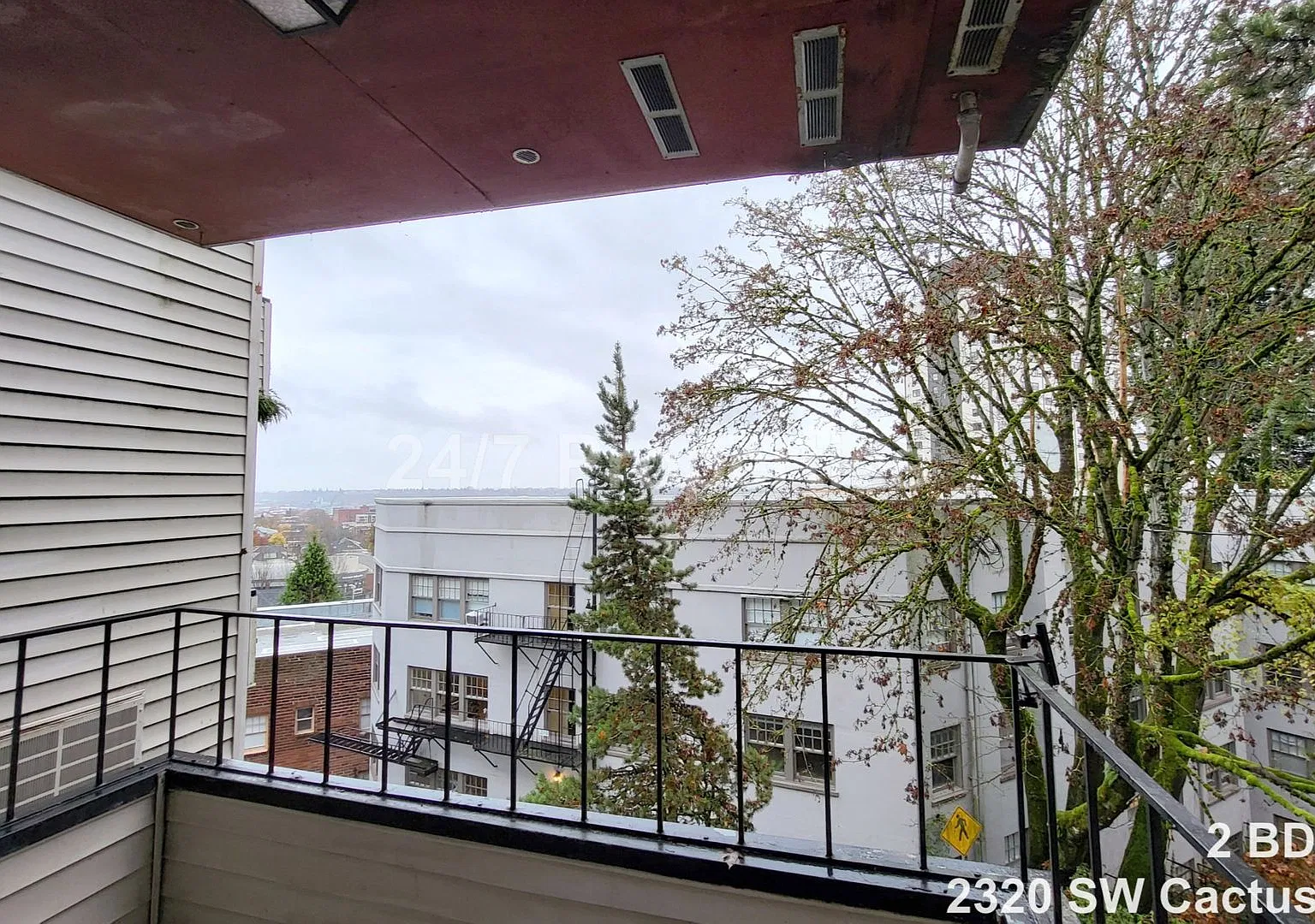 Spacious 2 BD | 2 BA w/ Views! - Goose Hollow — Photo 1