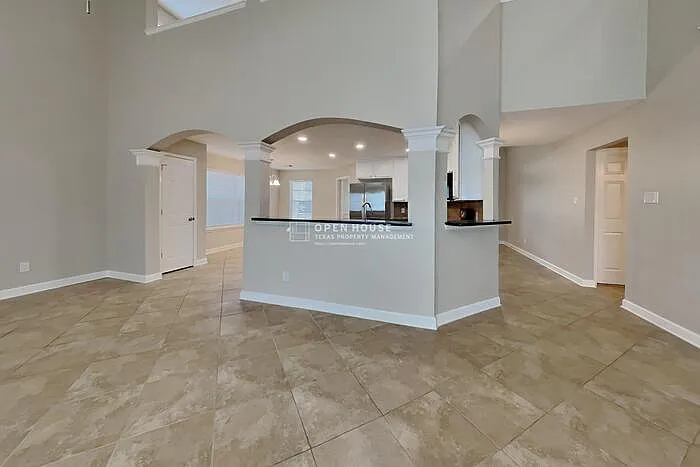 4 bed, 2.5 bath, 2620 sqft, $2,450 — Photo 4
