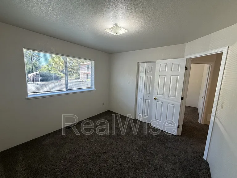 249 SW Rogue River Ave #D — Photo 22