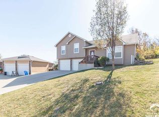 120 Twin Cedar St, Tonganoxie, KS 66086