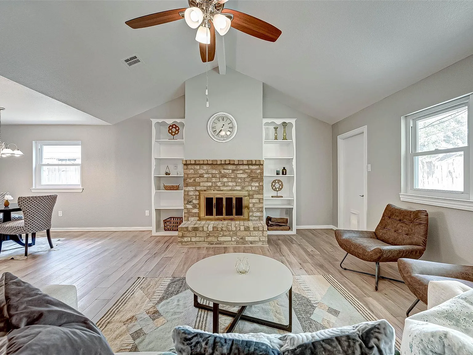 3 bed, 2.0 bath, 1310 sqft, $2,150 — Photo 2