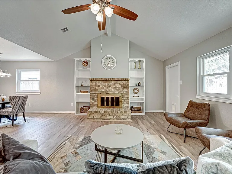 5806 Chrystell Ln — Photo 3