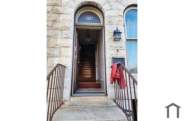 Building Photo - 209 E North Ave #A