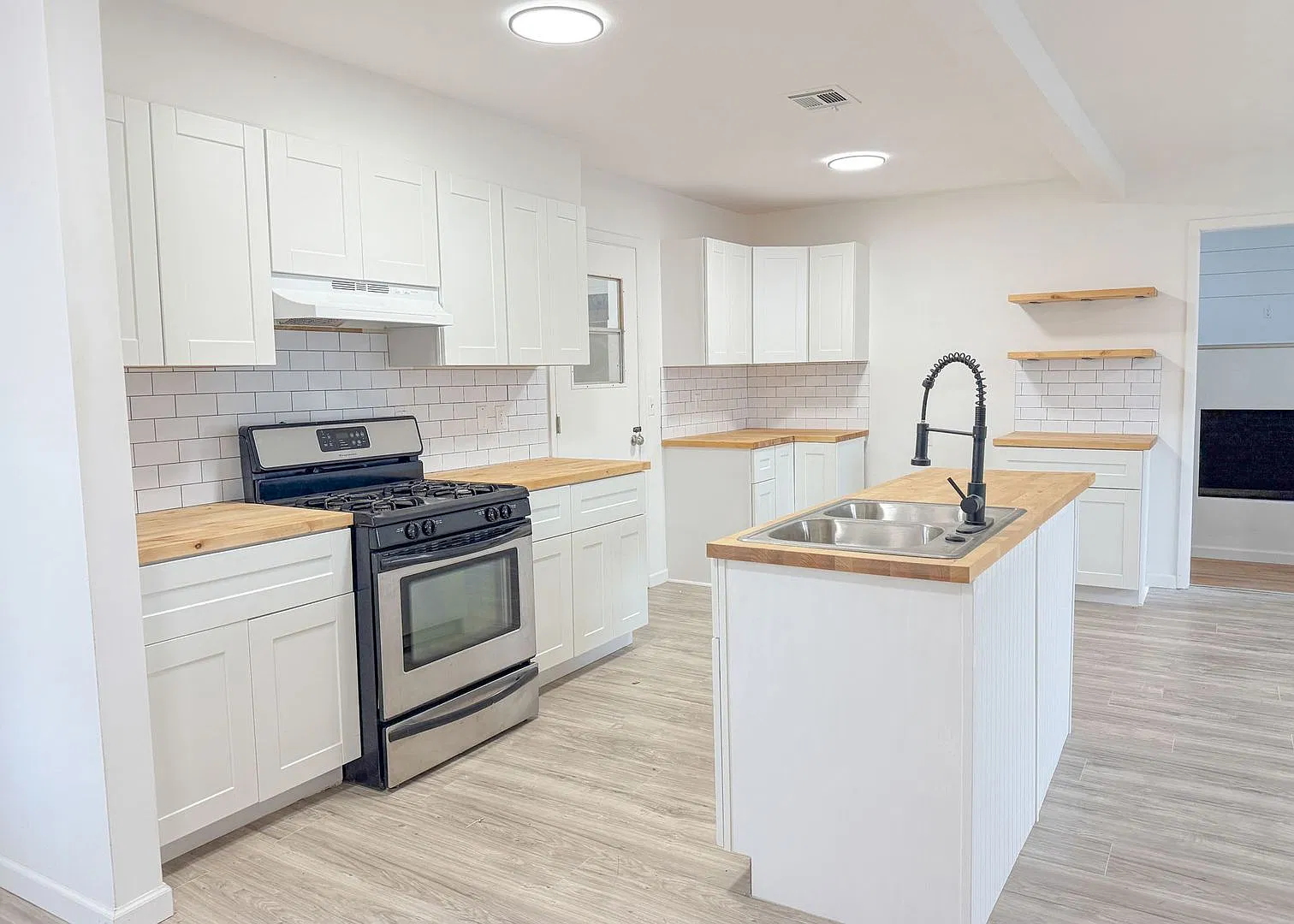 Spacious Multi-Level 4 Bed Home in Edmond! — Photo 2
