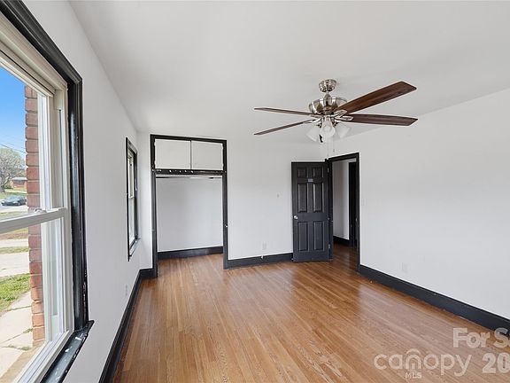 4th image of 1424 Dean St
