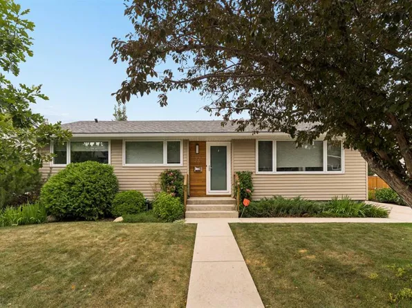 27 E Gateway Dr SW, Calgary, AB T3E 4J8