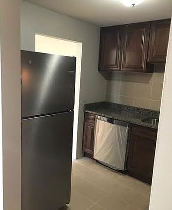 5th image of 16W470 Lake Dr APT 208