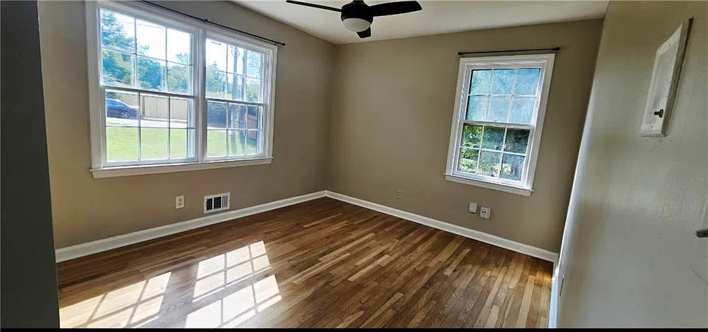 3 bed, 2.0 bath, 1392 sqft, $2,100 — Photo 4