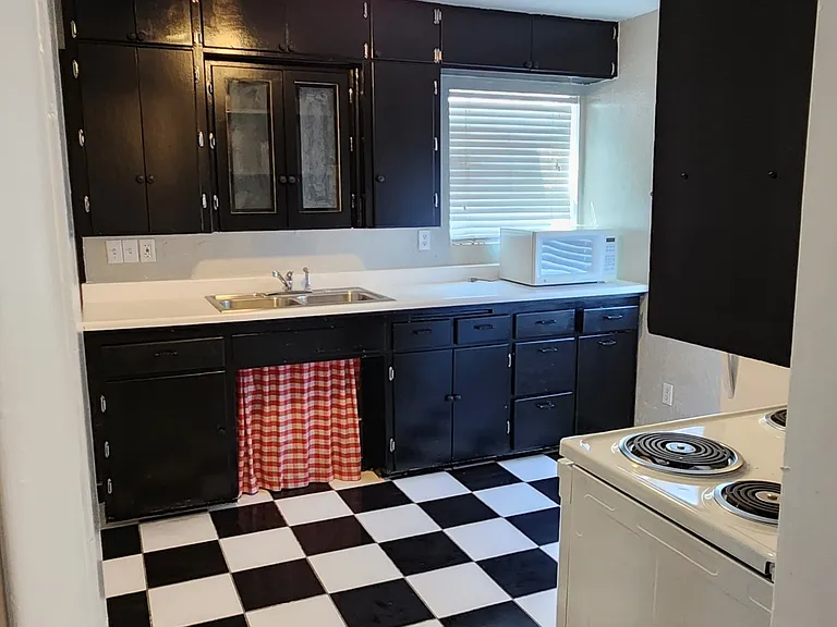 585 S 1200 W — Photo 2