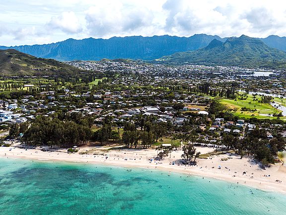 This rental is located 5 houses from Kailua Beach in the Kawailoa-Kailua / Lanikai neighborhood with easy accessibility to the beach, Buzz's Steakhouse, Kalapawai Market, hikes, swimming, snorkeling and more. Walking distance to Ka'ohao "Lanikai" school!