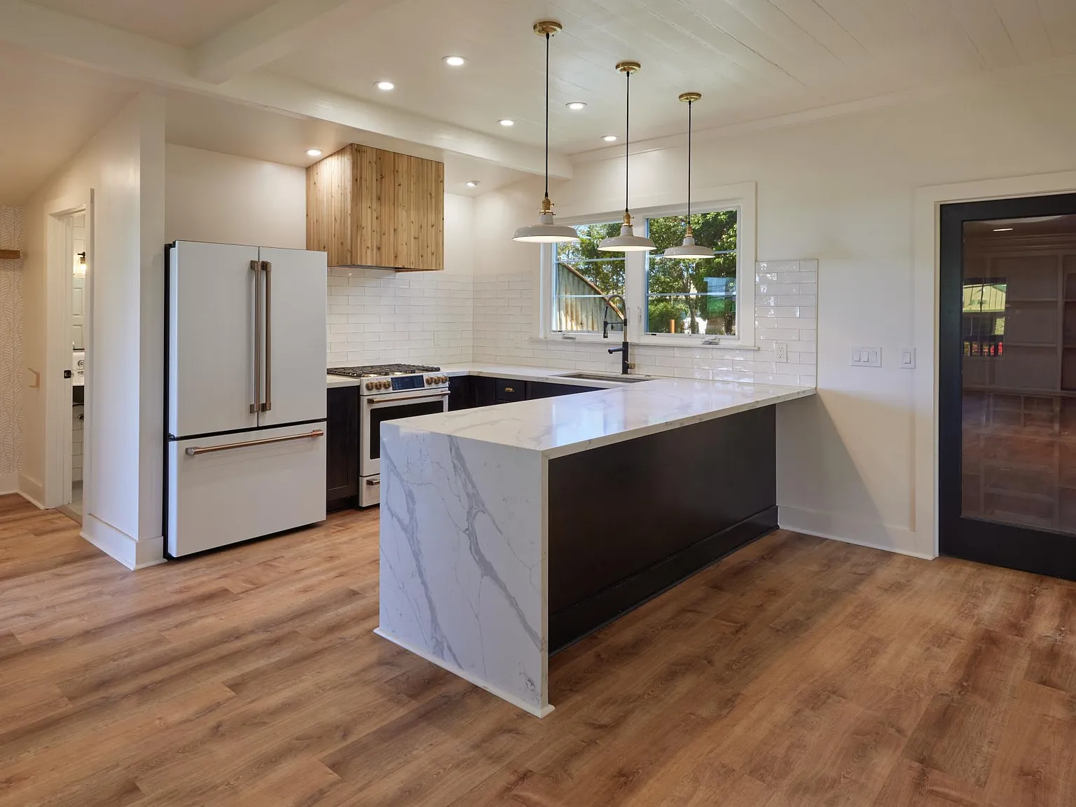 3 bed, 1100 sqft, $4,500 — Photo 3