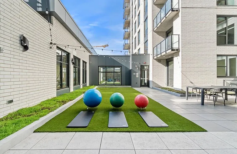 240 Park Avenue — Photo 47