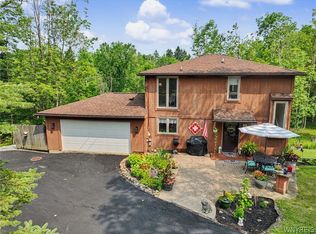 12 Fairlawn Dr, East Aurora, NY 14052