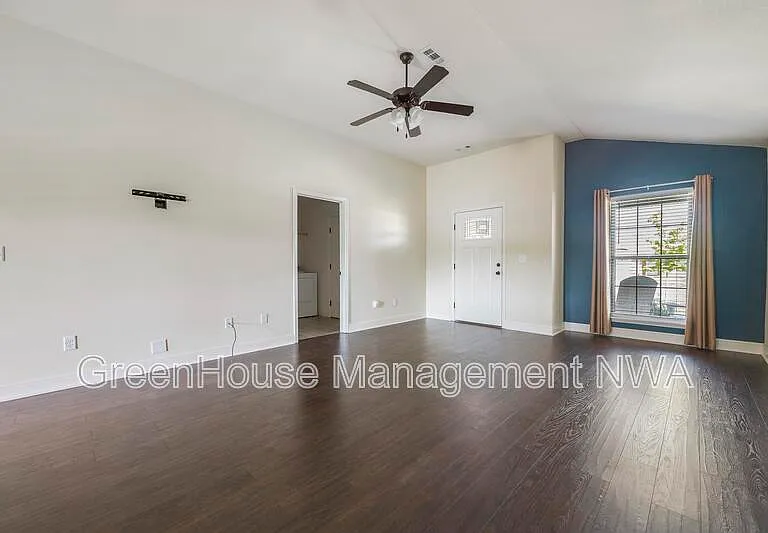 6111 NW McClellen St — Photo 7