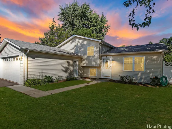 1716 Fairfield Rd, Lindenhurst, IL 60046