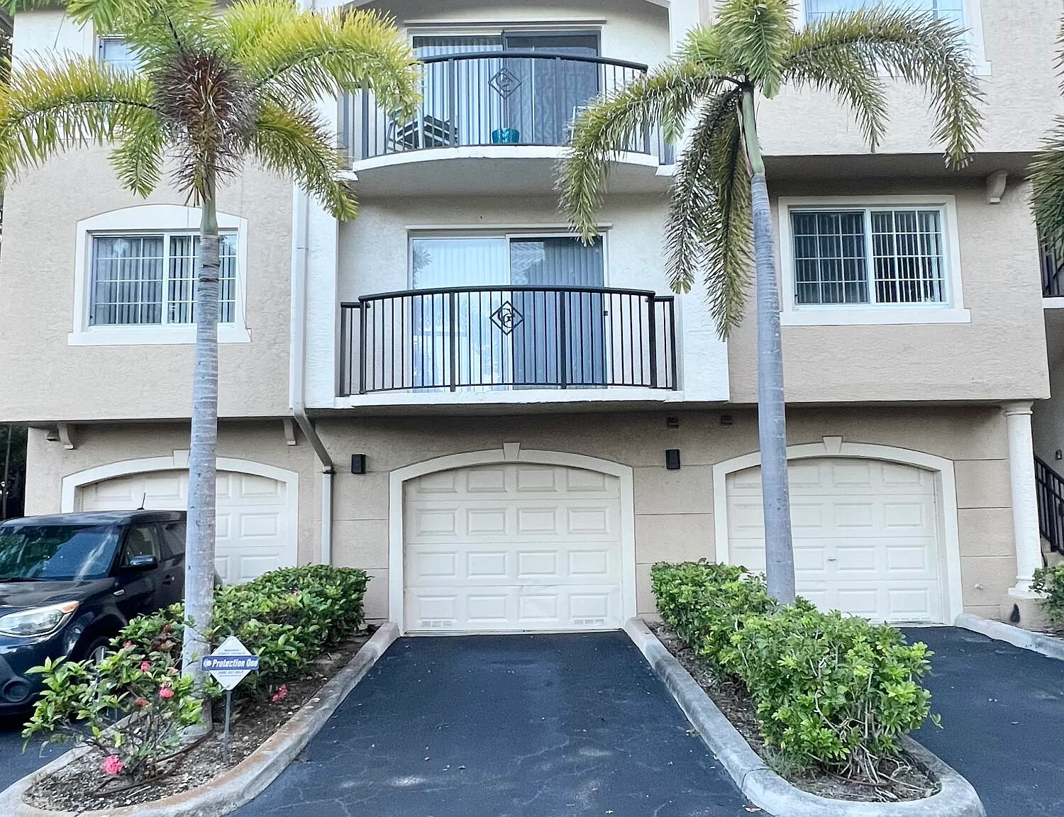 2 bed, 2.0 bath, 1107 sqft, $2,200 — Photo 1