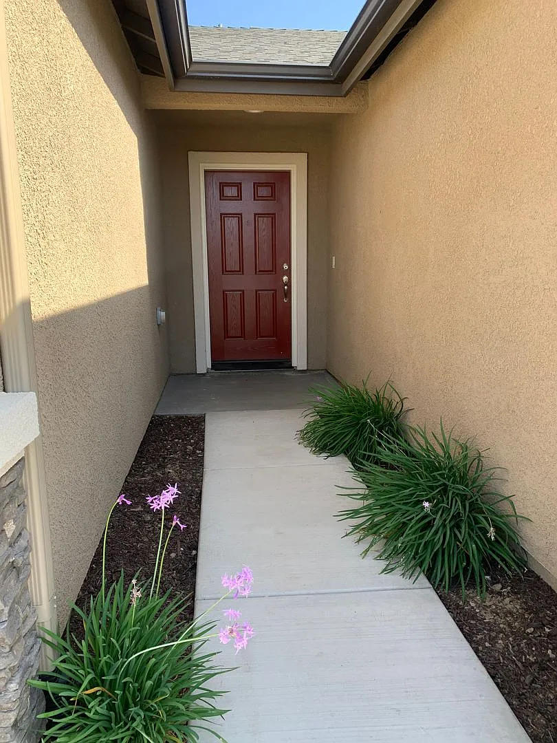 Beautiful 3 Bedroom 2 Bath Home in North Hanford — Photo 3
