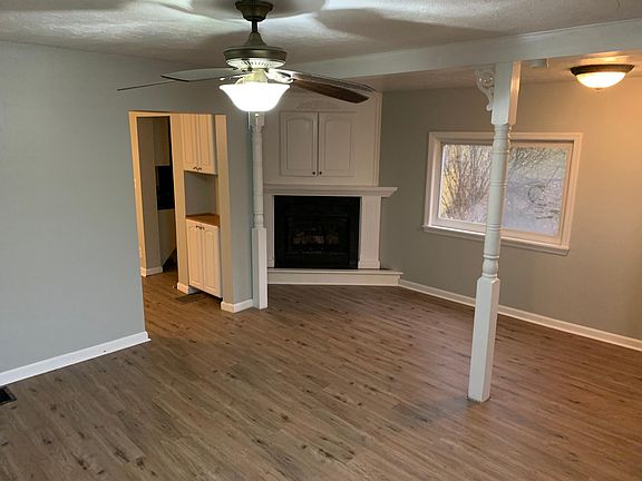 Living Room/Gas Fireplace
