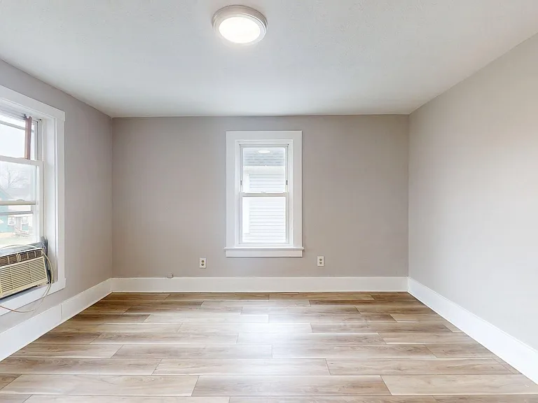 1031 W 9th St — Photo 11