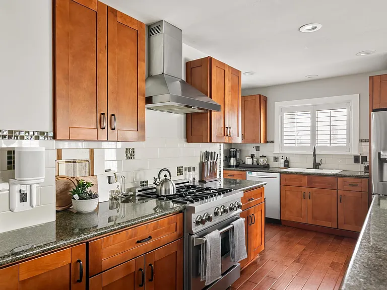 1865 Mission Cliff Dr — Photo 3