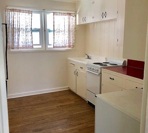 KITCHEN - Refrig and Stove incl