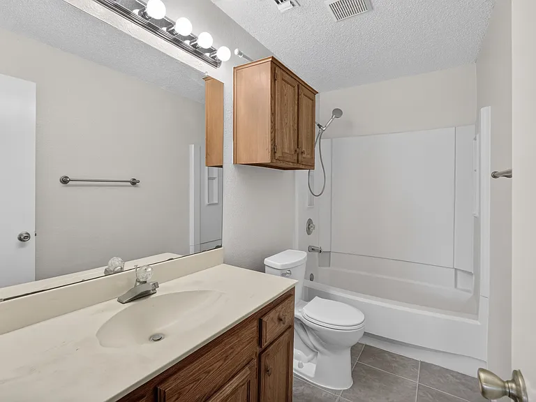 1115 Lombard Ln — Photo 5
