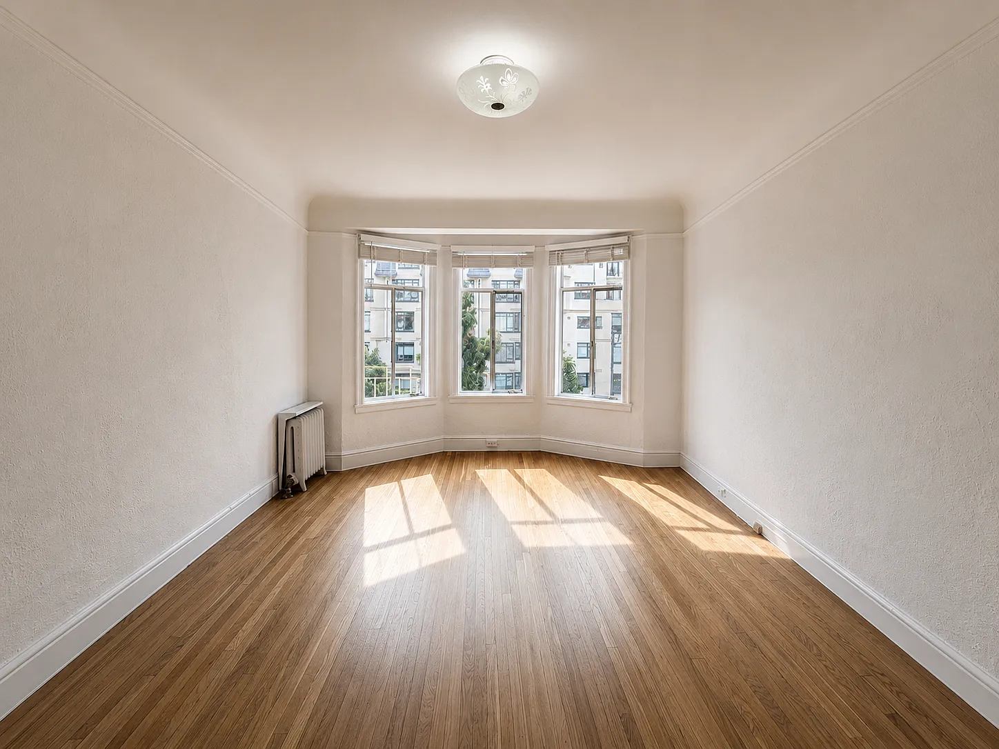 Bright Top-Floor Apartment with Hardwood Floors Pet Friendly — Photo 2