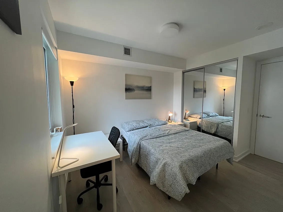 Master Room - Dunfield Ave & Eglinton Ave E — Photo 2