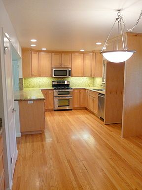 3rd image of 1047 Lorraine Dr