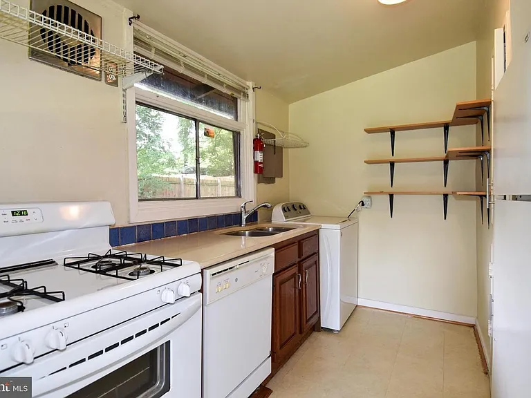 3415 Gallows Rd — Photo 13