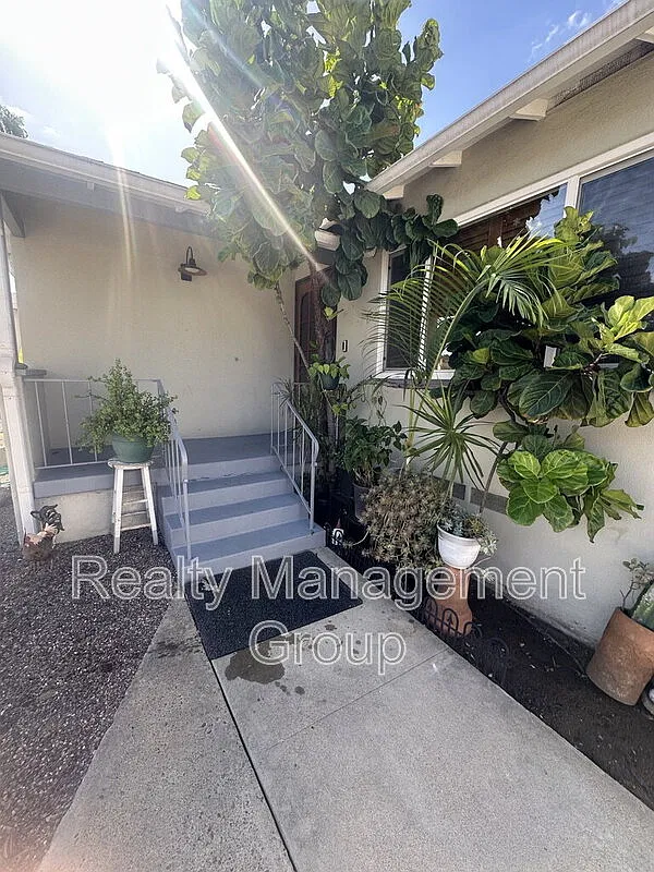 3 bed, 1.0 bath, 998 sqft, $3,400 — Photo 3