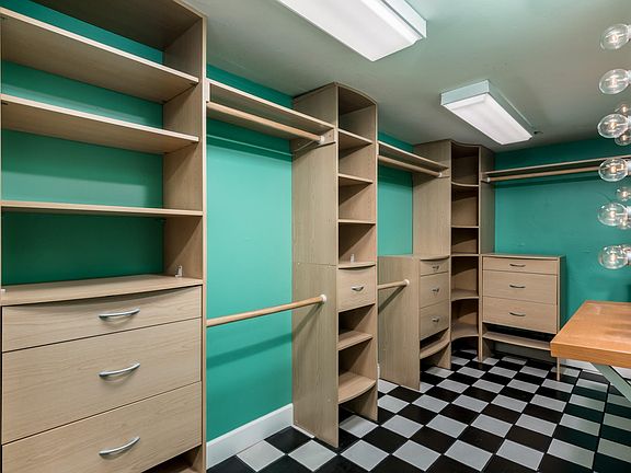 04_Master Closet