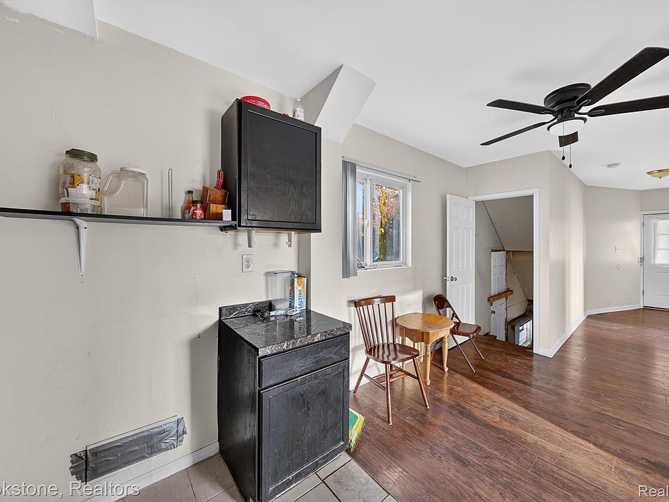 132 E Howard St, photo 13