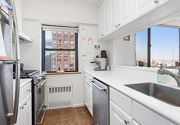 4th image of 45 W 67th St APT 28E
