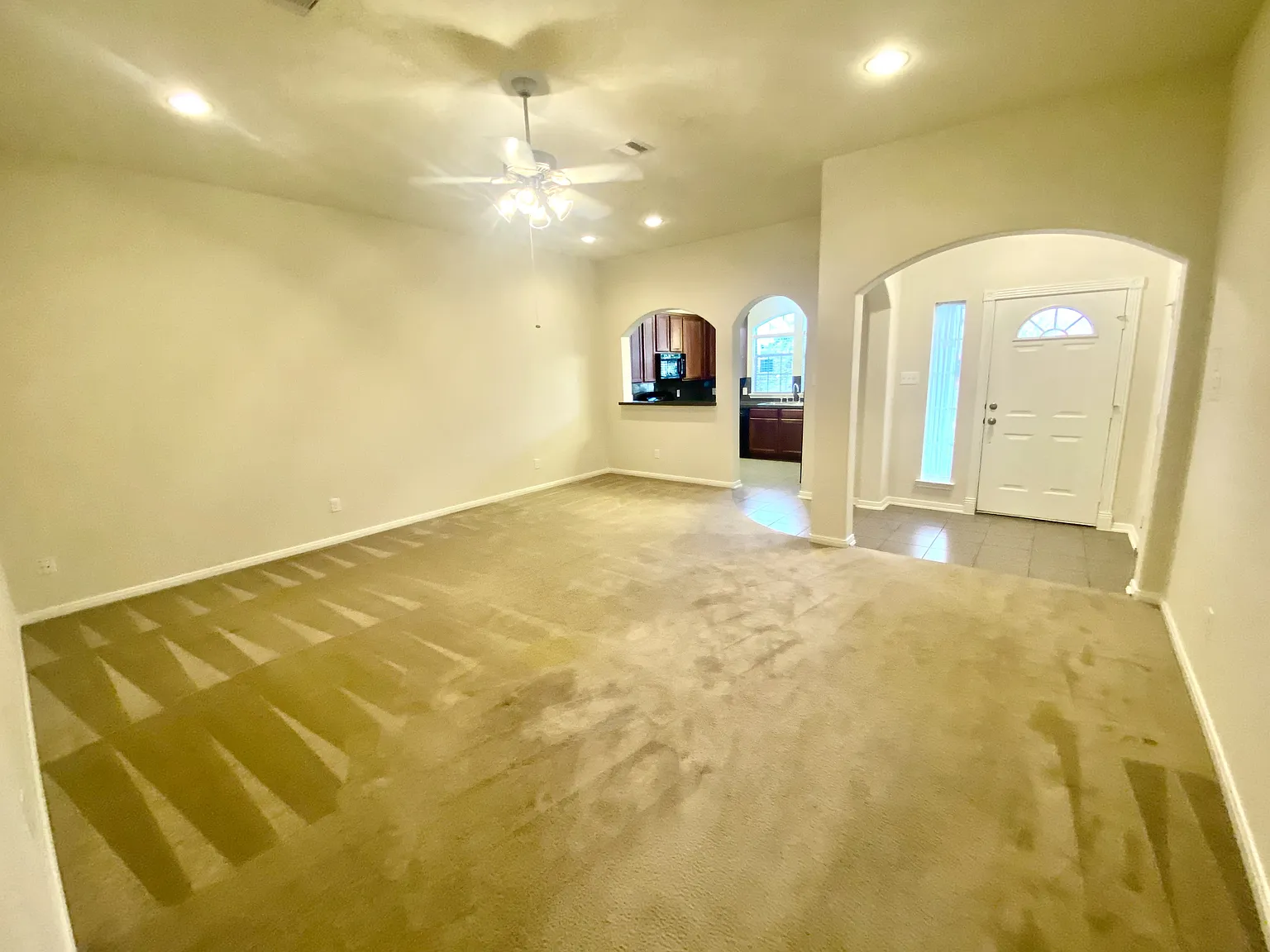2/2 Pasadena, Open Floorpan, 2 Car garage, washer/ dryer/fridge included. — Photo 3