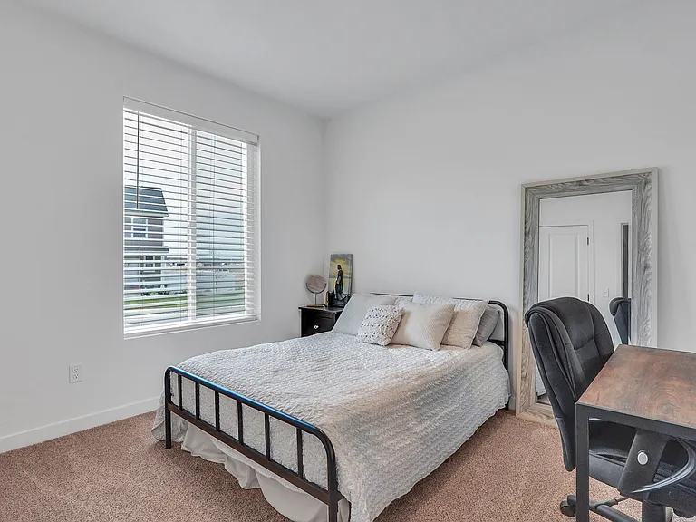 2409 E Woodbury Ln — Photo 15