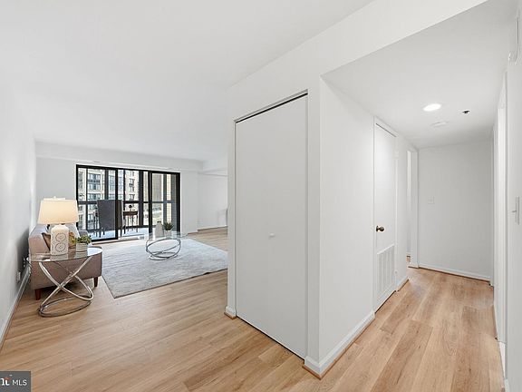 4th image of 1600 N Oak St APT 906
