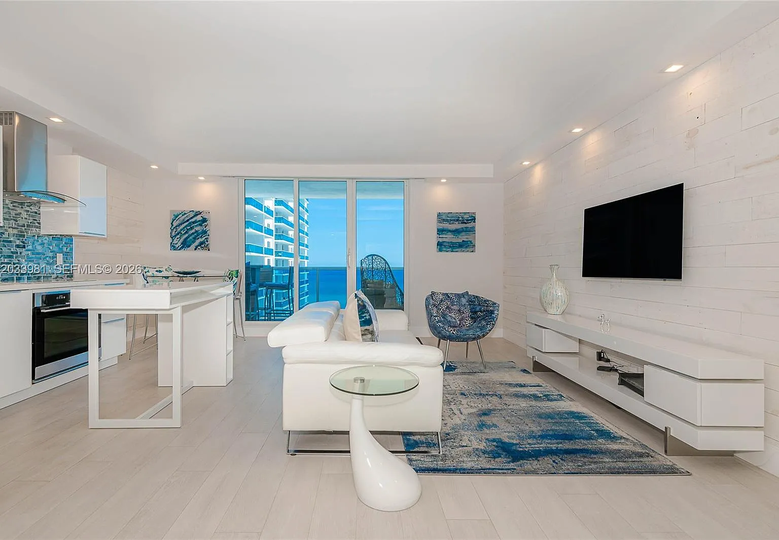 Roney Palace Condo — Photo 3