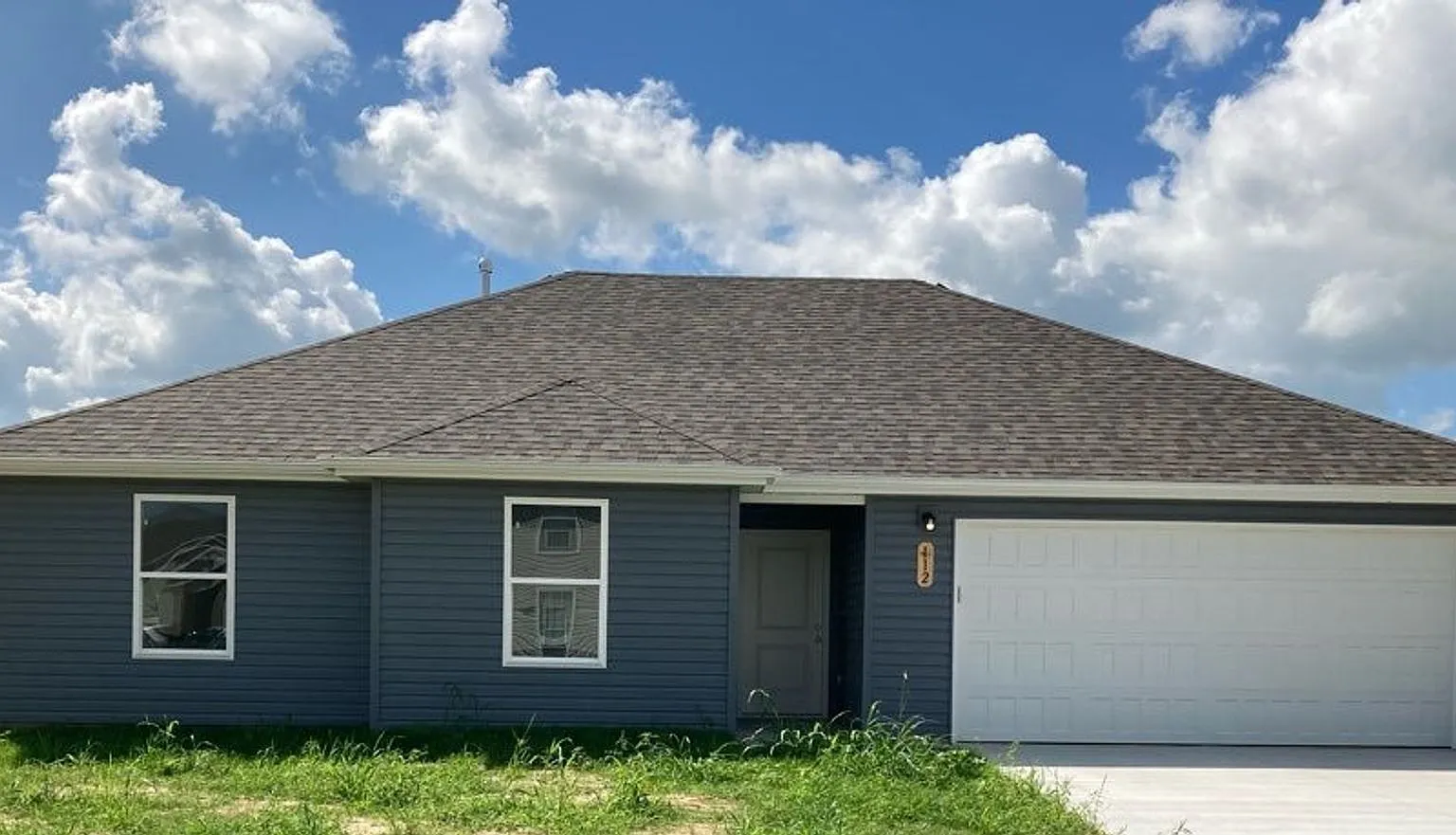 Brand New Aurora 3 Bedroom Rental — Photo 4