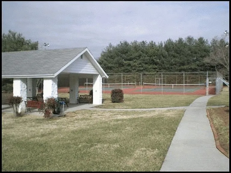 Home owner association 2 tennis courts