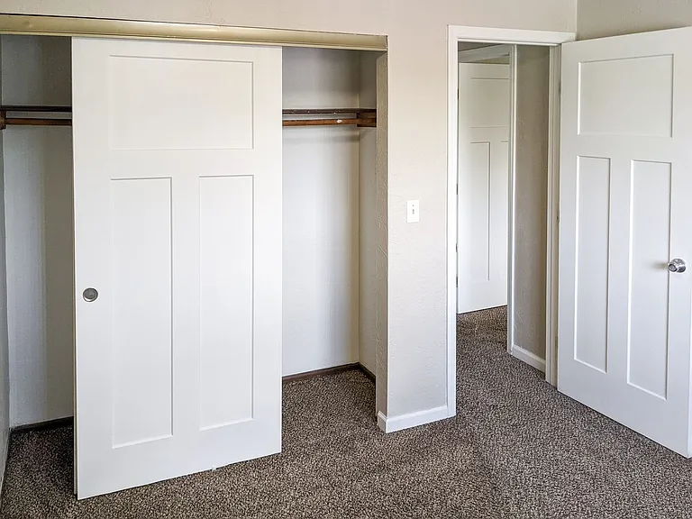 Apartment in West Salem near banks, shopping areas, bus lines, and downtown! ~ Colonial — Photo 86
