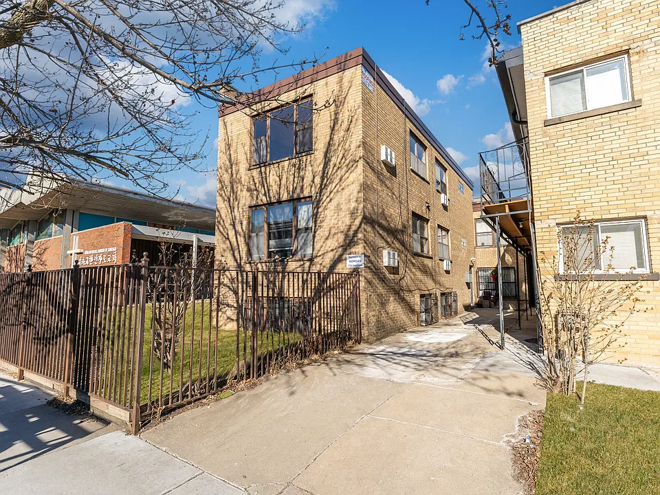 2620 W Foster Ave #2F