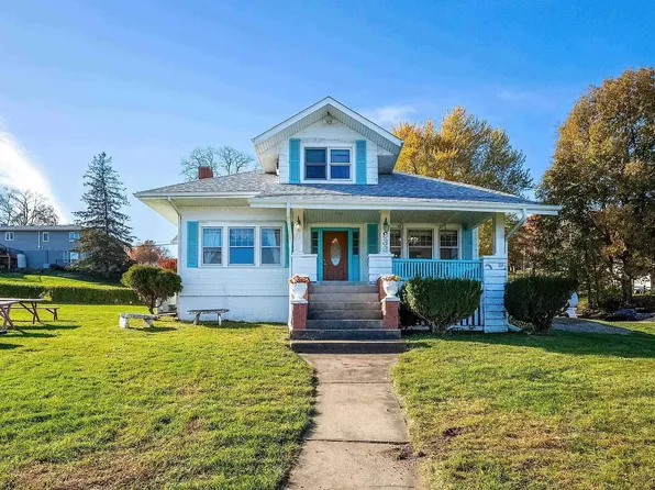 936 N Cody Rd, Le Claire, IA 52753