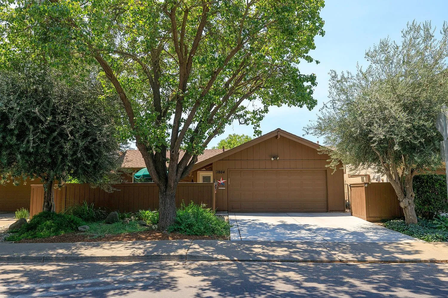 1804 Edgebrook Dr photo 1