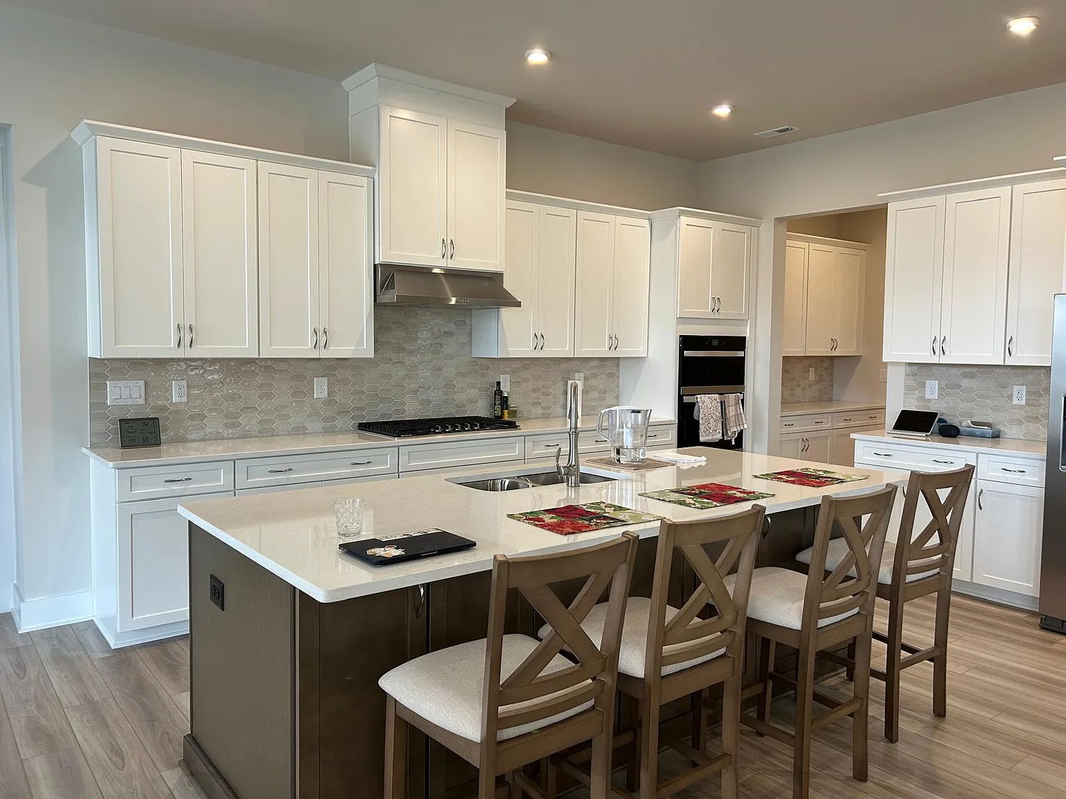 4 bed, 2650 sqft, $3,400 — Photo 3
