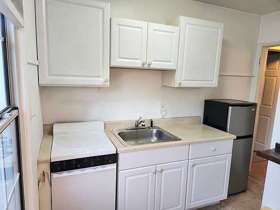 Kitchenette w/Stove and Fridge/Freezer