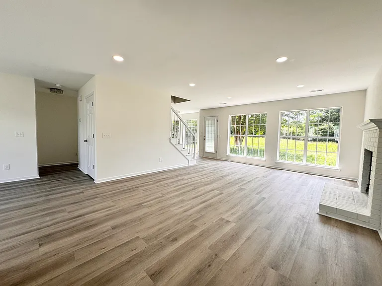 8413 Hirsch Dr — Photo 2