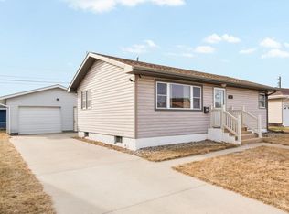 1660 Sunset Dr, Columbus, NE 68601